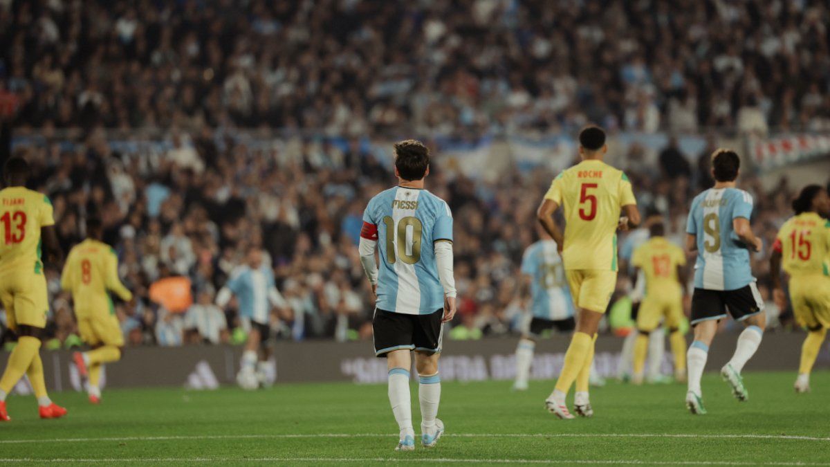 Messi marcó un gol en su despedida y la Selección gana 3-0 a Benín