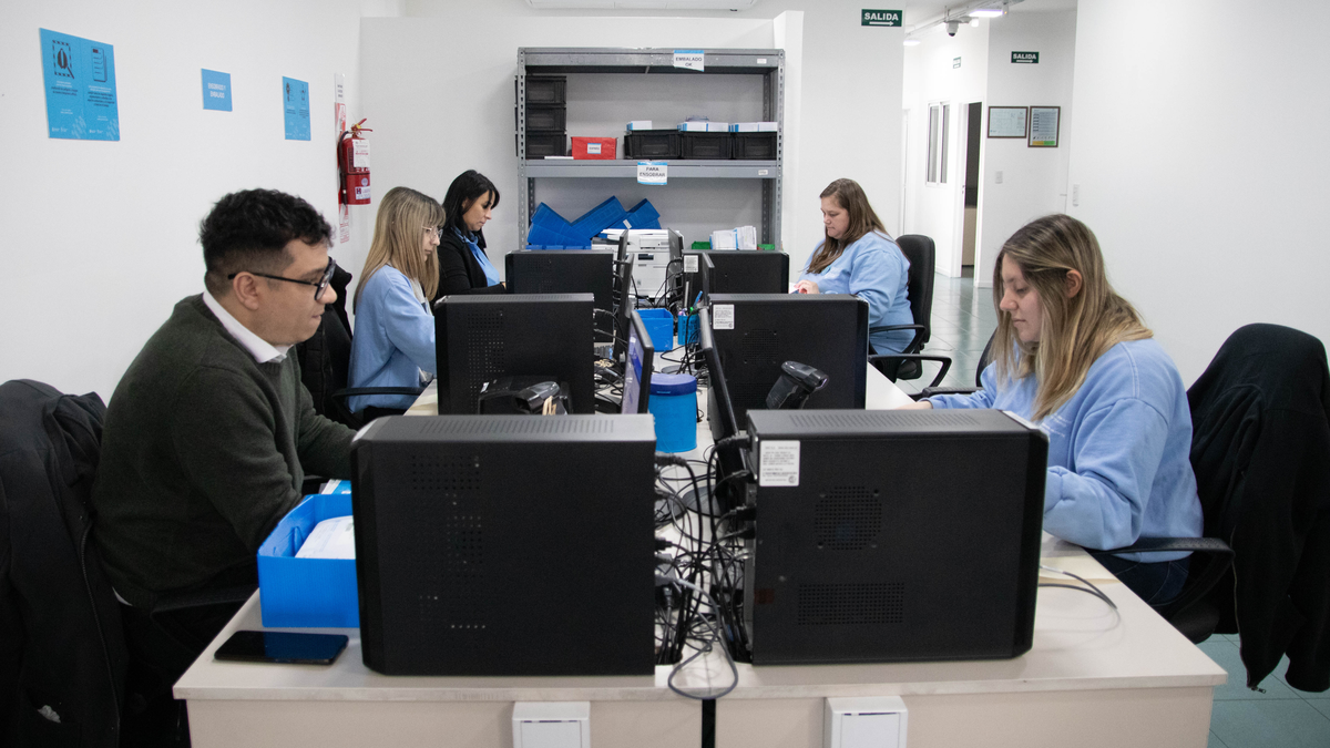 Carolina Vargas Aignasse visitó la delegación del RENAPER en Tucumán.