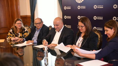 Manzur firmó el acuerdo salarial con el Subsidio de Salud
