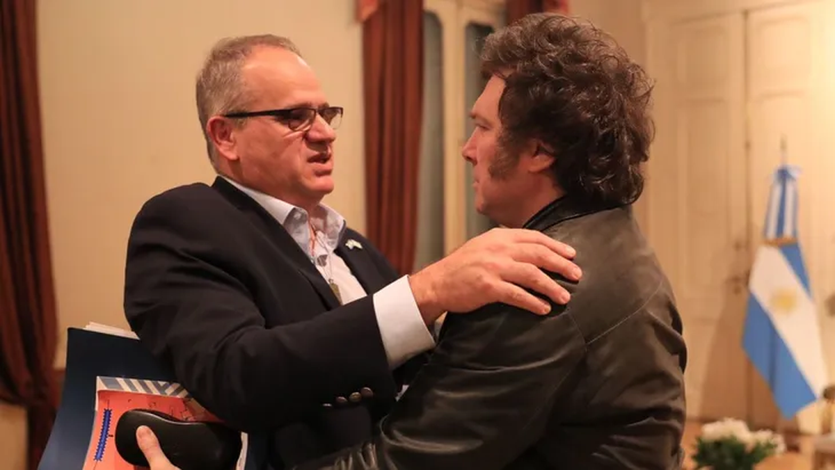 El presidente Javier Milei recibió esta noche en Casa Rosada al embajador del Estado de Israel en la Argentina, Eyal Sela. El presidente Javier Milei recibió esta noche en Casa Rosada al embajador del Estado de Israel en la Argentina, Eyal Sela.