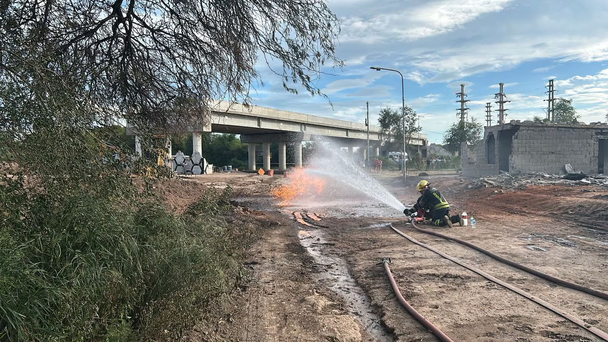 Explotó un gasoducto en medio de una obra en construcción en Villa María. (Foto: TN)