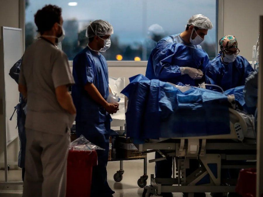 Las camas de terapia intensiva continúan llenas en muchos hospitales argentinos.
