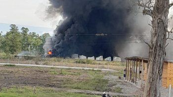 Se incendió una fábrica de pintura en la zona de El Bracho