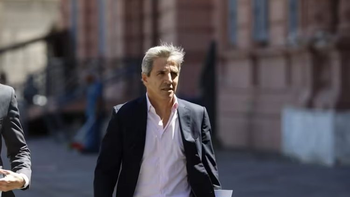 Caputo llegó a Washington para reunirse con Bessent
