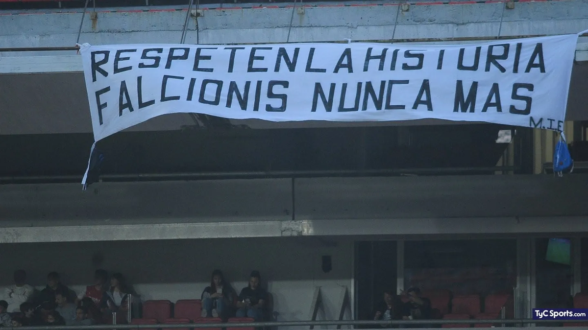 Independiente: hinchas colgaron una bandera contra Falcioni