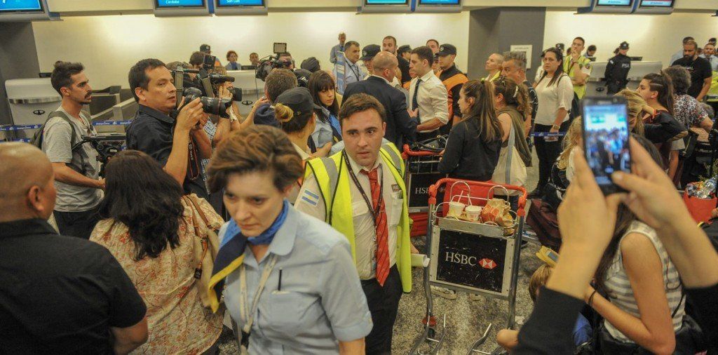 Luego de que Aerolíneas Argentinas suspendiera a 370 empleados, los aeronáuticos anunciarán nuevas protestas