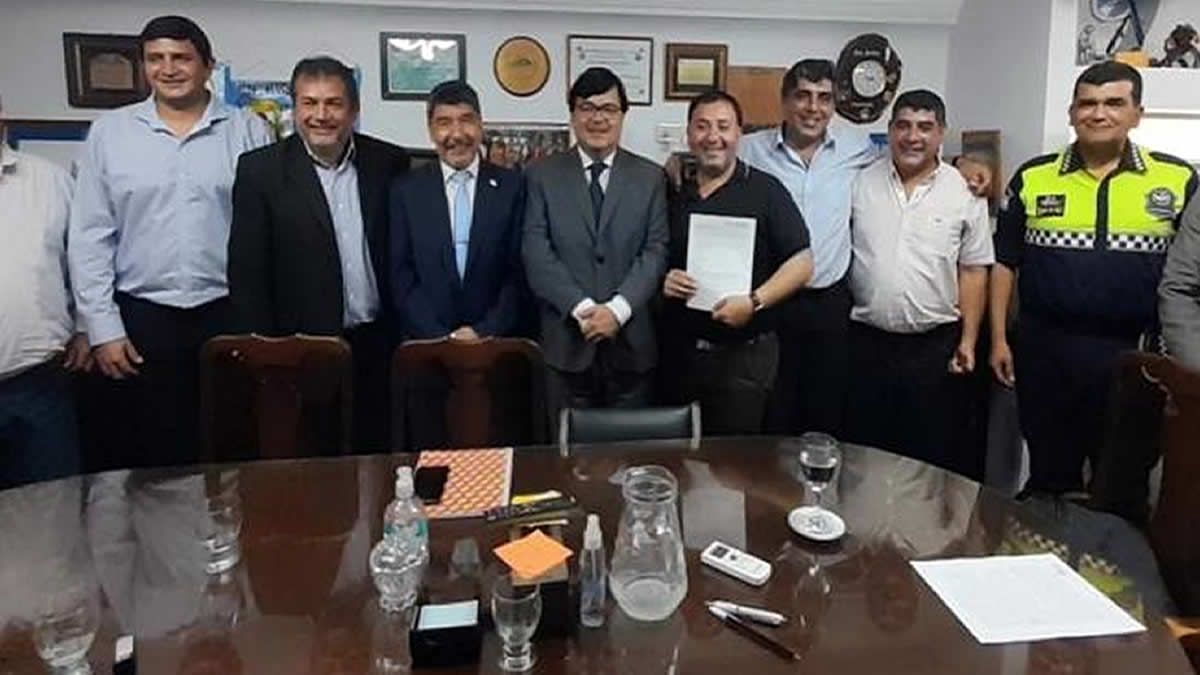Agüero Gamboa firmó convenios para instalar comisarías