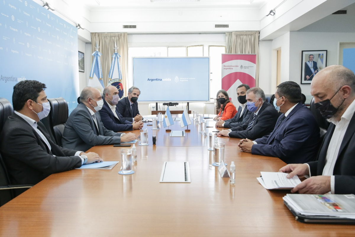 Transporte. Osvaldo Jaldo y el ministro Guerrera firmaron el convenio para el Fondo Compensador.