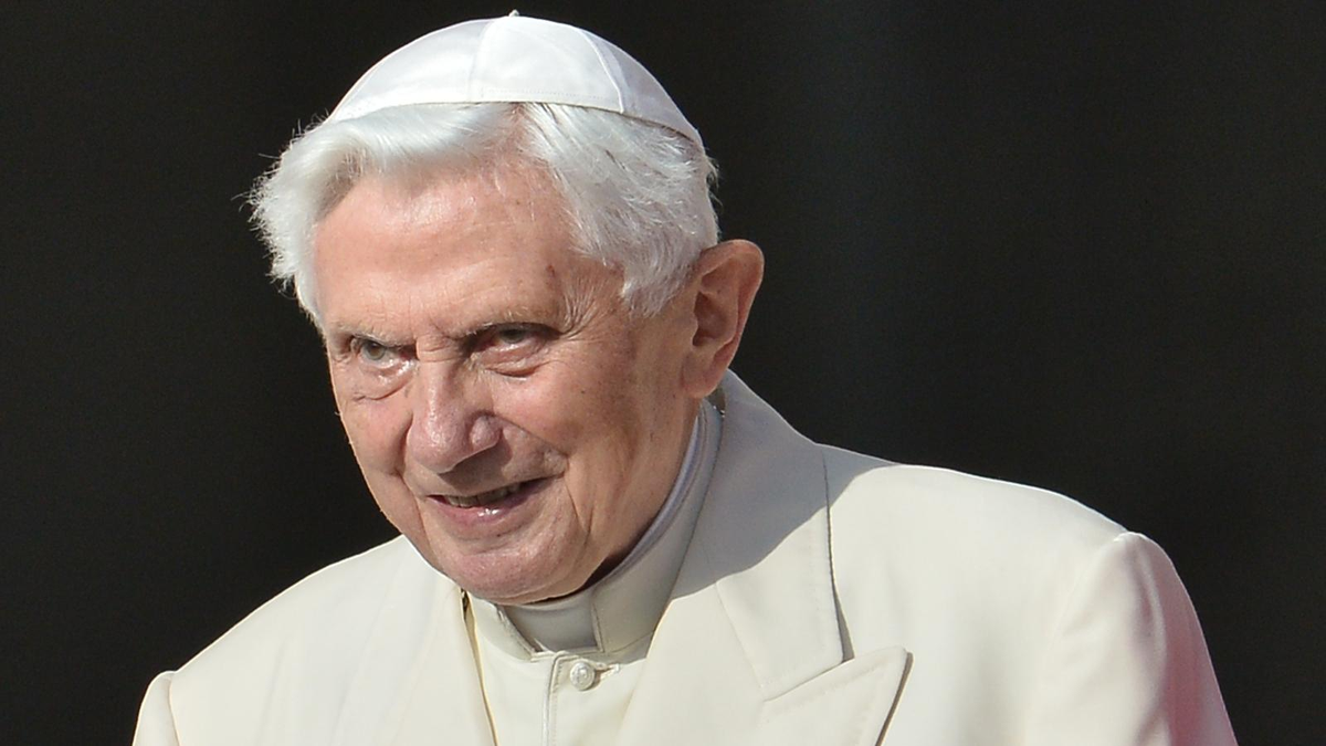 Benedicto XVI vive recluido y niega todo.