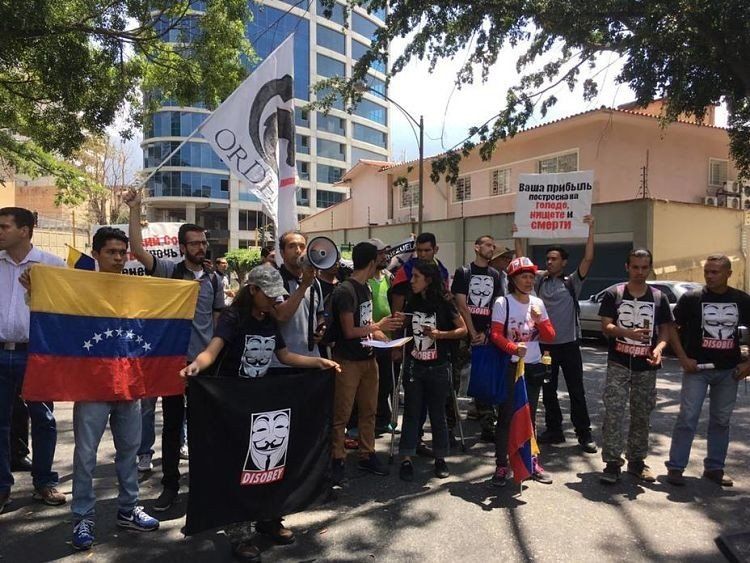 Venezolanos protestaron en la embajada de Rusia en Caracas