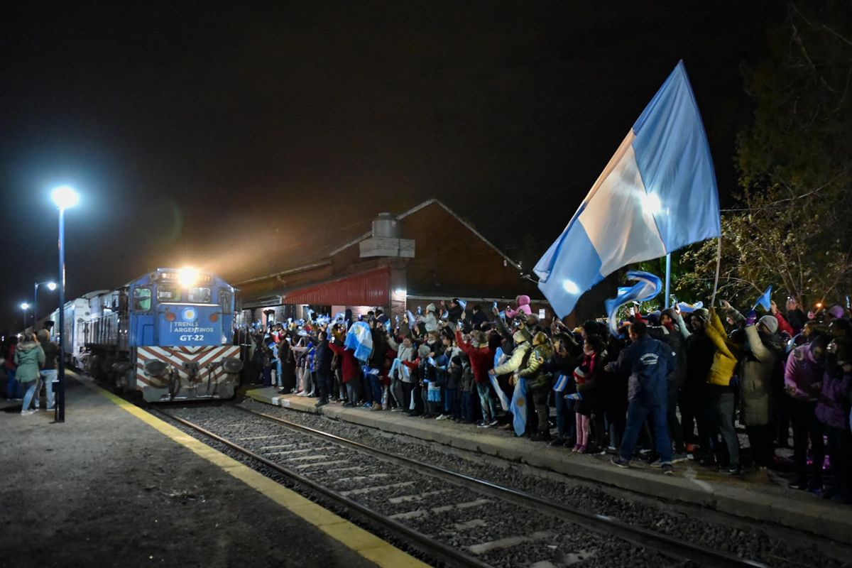 El tren Buenos Aires-Tucumán hizo parada en San Lorenzo