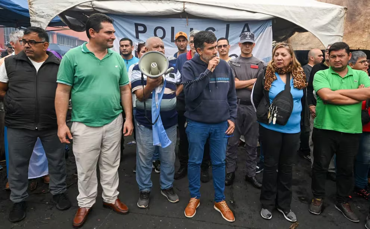 A la izquierda, Germ&aacute;n Palavecino y a la derecha, con el micr&oacute;fono, Ram&oacute;n Amarilla, la cara visible del conflicto policial. (Foto: Infobae)