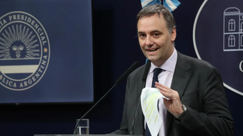 Adorni negó censura al periodismo y esquivó preguntas sobre su patrimonio