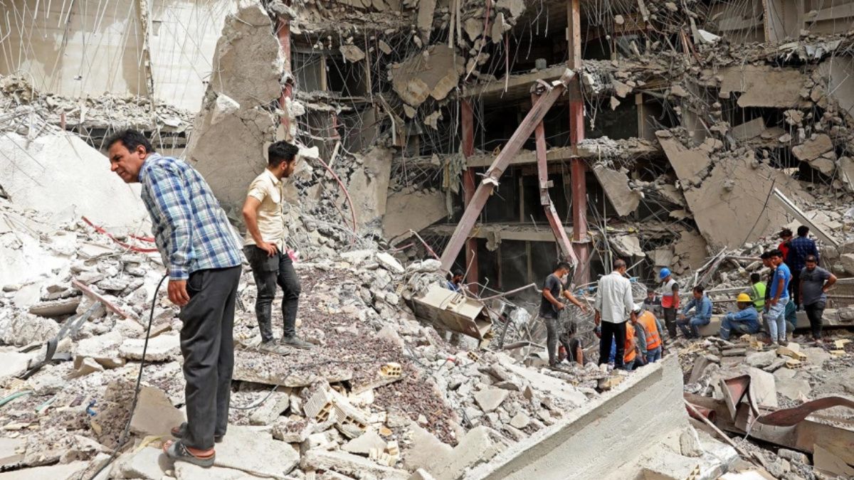 Ya asciende a 10 los muertos tras el derrumbe en un edificio de Irán