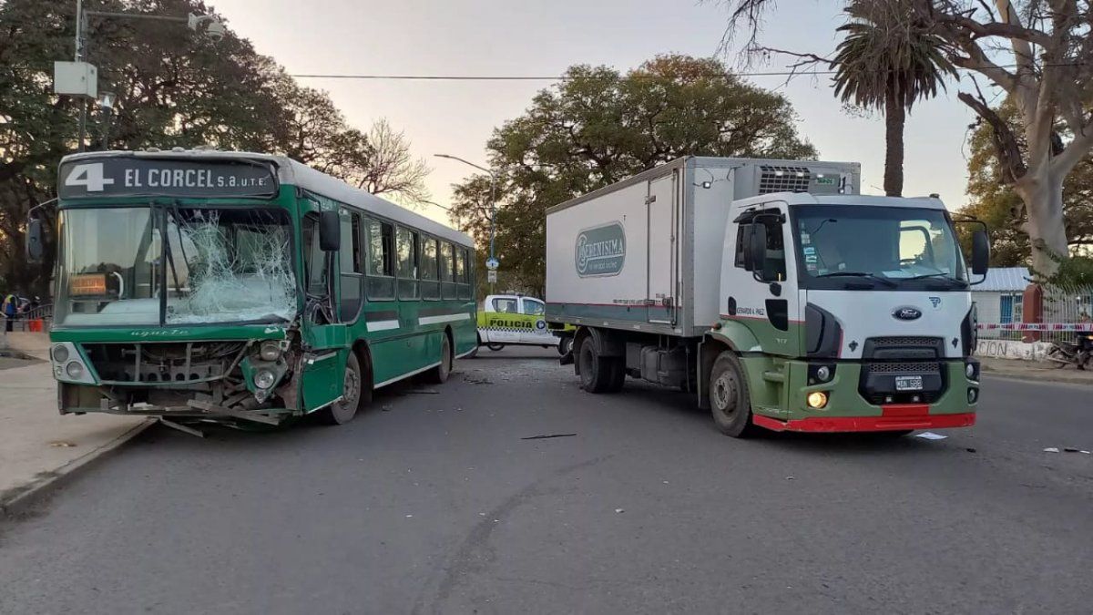 Un colectivo con pasajeros chocó contra un camión.
