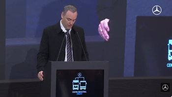 Adorni reapareció y dio un discurso en la inauguración de una automotríz