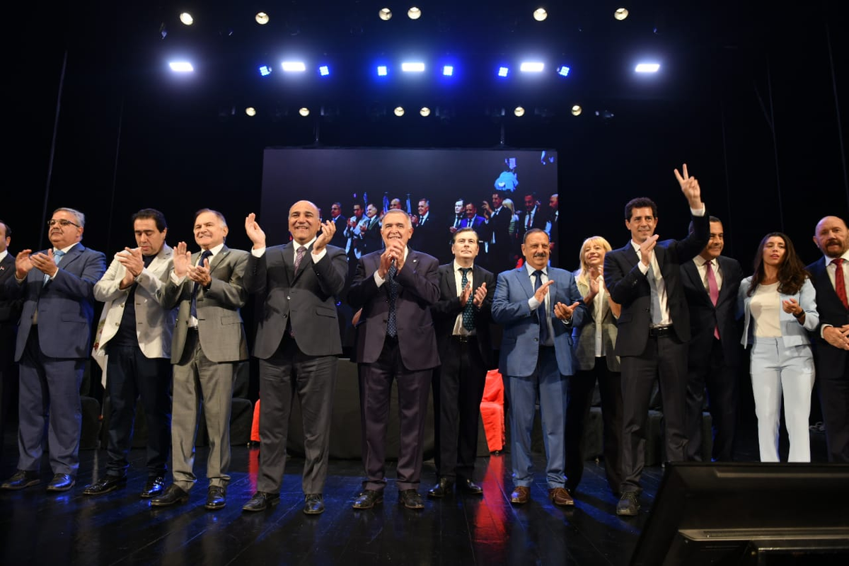 Juan Manzur reasumió la gobernación de Tucumán con un acto en el Teatro Mercedes Sosa. 