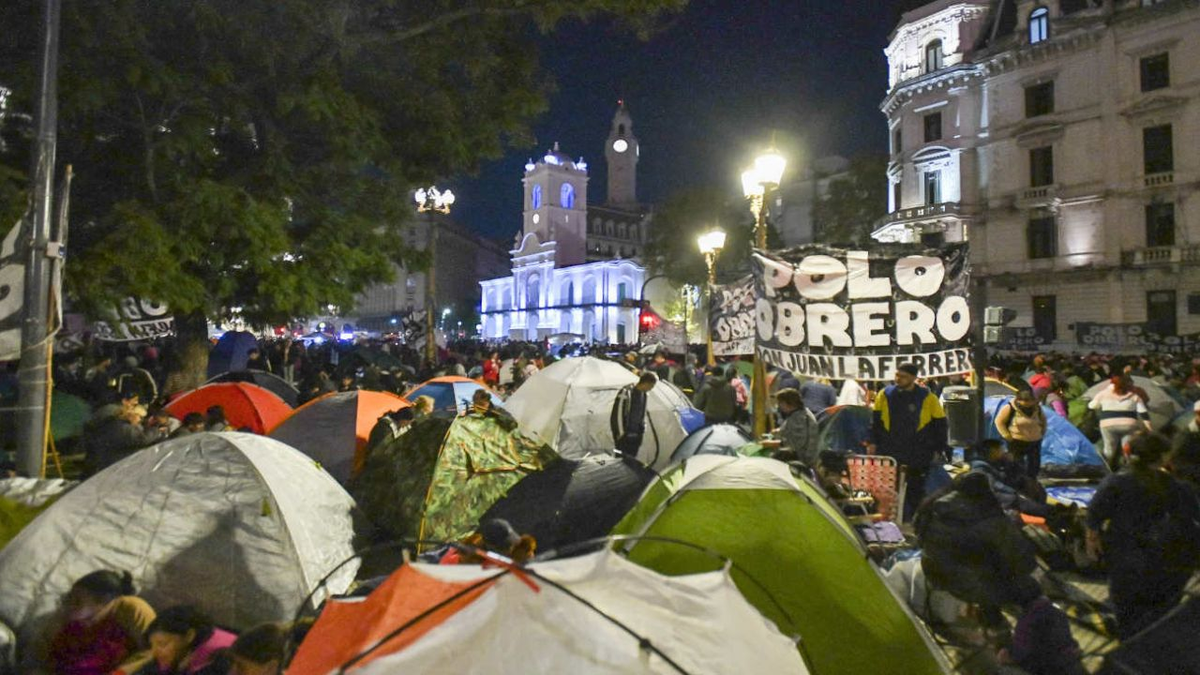 Piqueteros de todo el país acampan en Plaza de Mayo