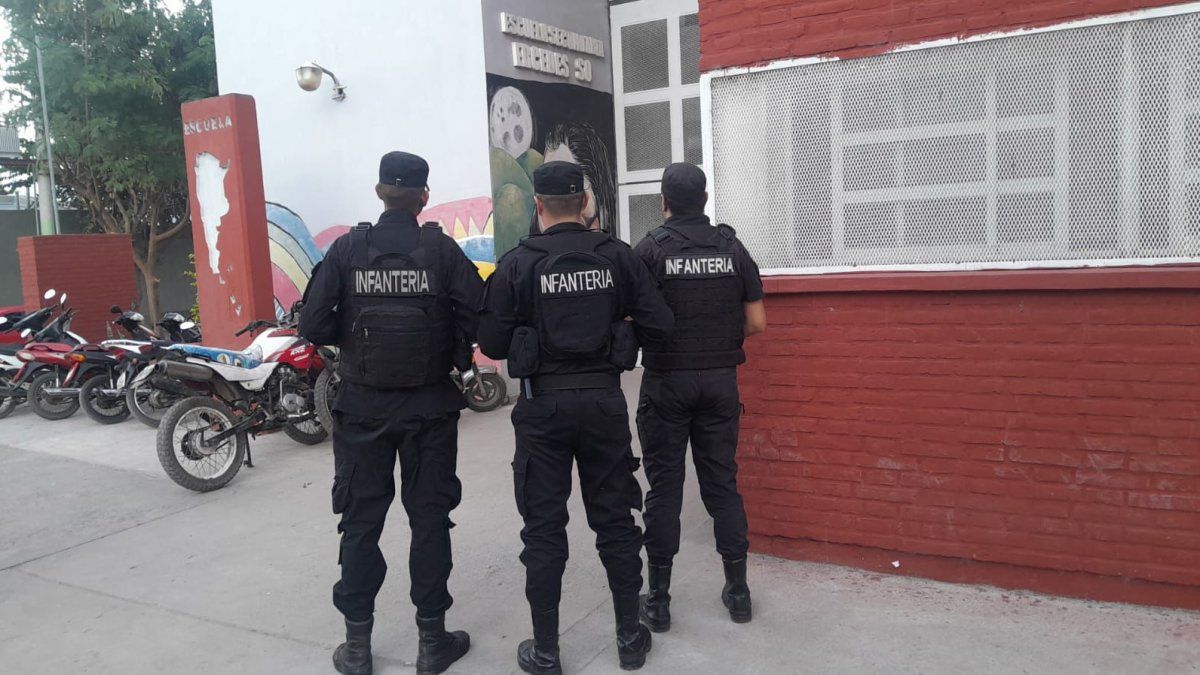 Los operativos de la Policía continuarán este lunes en las escuelas