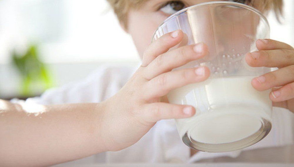 Beber leche ¿hace más fuerte a los huesos?