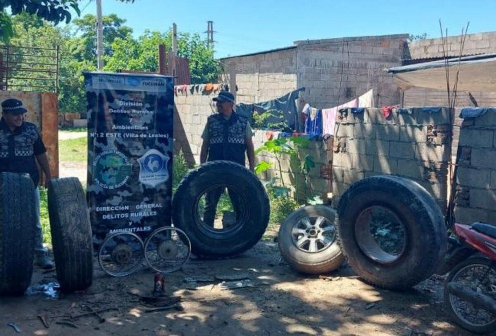 Confiscan cubiertas, herramientas y una moto