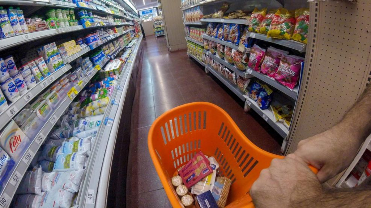 Ventas en supermercados: La gente compra para el día