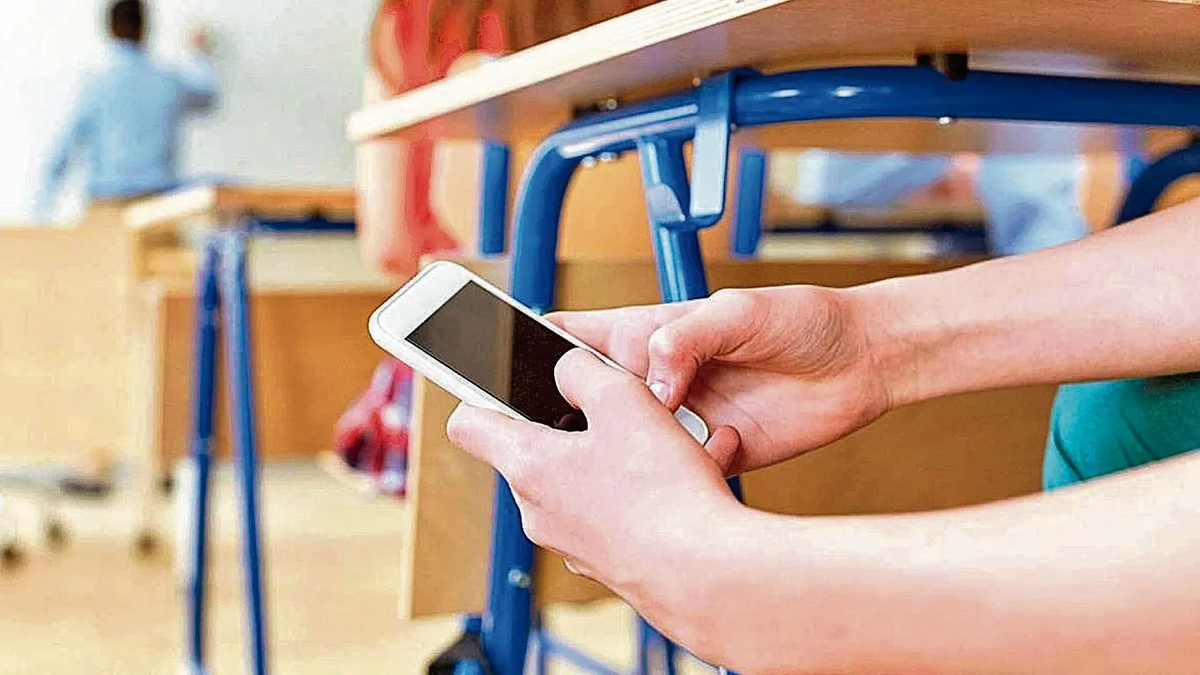 Catamarca prohíbe usar celulares y dispositivos tecnológicos en escuelas