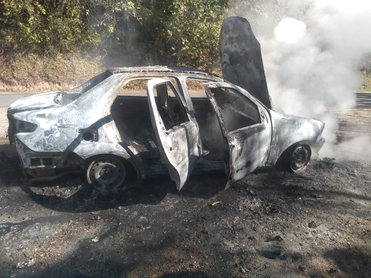 Un auto se incendió en la mañana de este domingo en la subida al cerro San javier.