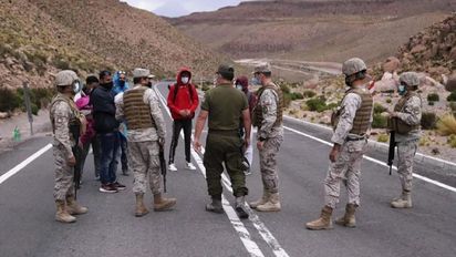 Para frenar el paso ilegal de inmigrantes, Chile militariza su frontera norte