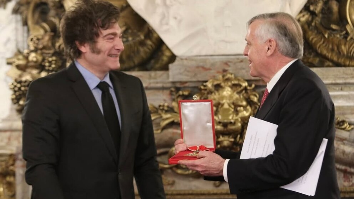 El Presidente Javier Milei le entreg&oacute; al economista una condecoraci&oacute;n. Foto: Infobae