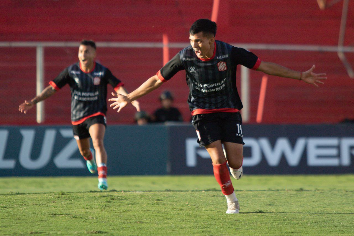 Verón festeja su gol que puso el 2 a 0 ante Morón y así los dirigidos interinamente por Alexis Ferrero avanzaron de fase.