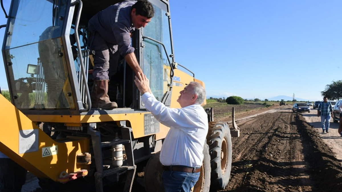 Jaldo supervisó obras viales y habilitó alumbrado público en Los Pereyra