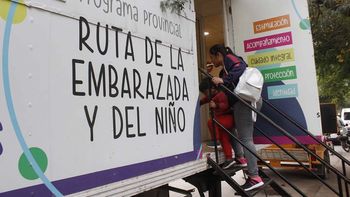 Estación Aráoz: Luis Medina Ruiz visitó el Tráiler de la Ruta de la Embarazada y el Niño