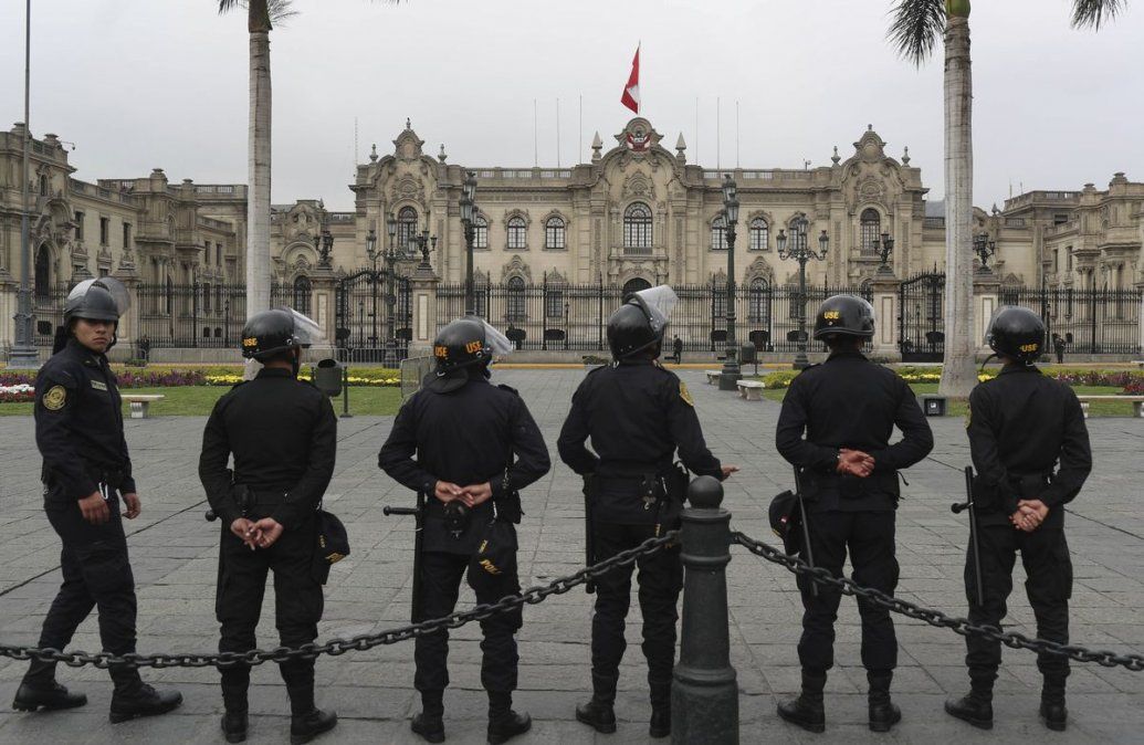 La policía hace guardia afuera del palacio de gobierno en Lima