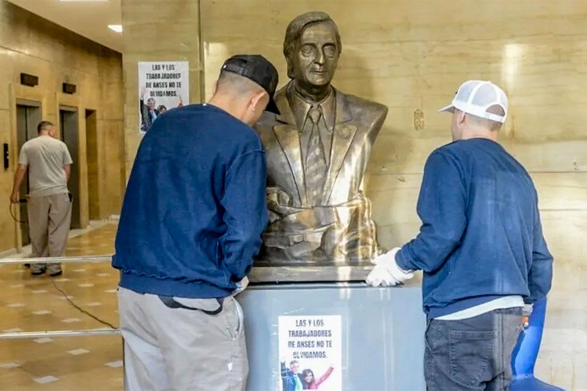 Se retiró el busto de Néstor Kirchner del edificio de ANSES