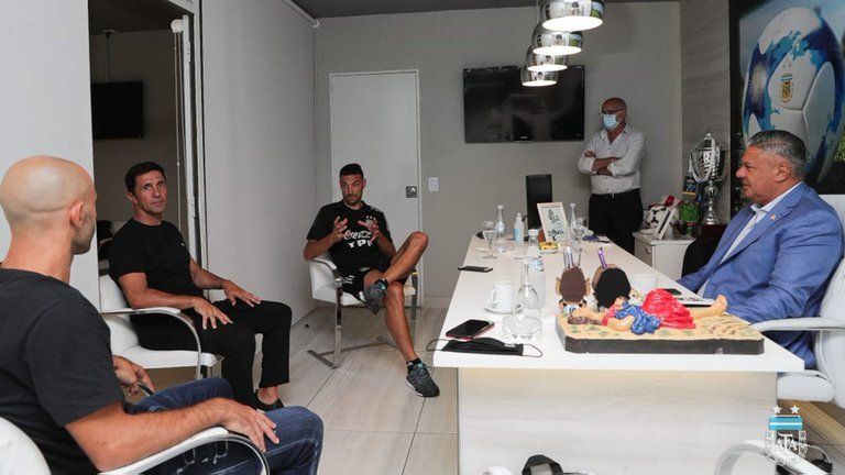 La posibilidad de ser entrenador para Javier Mascherano, por el momento, deberá esperar.
