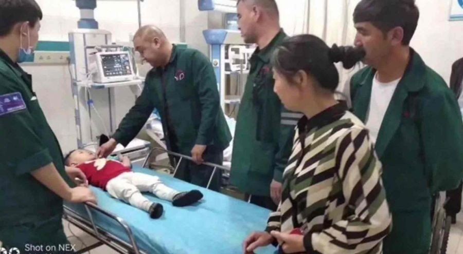 China: arriesgó su vida para salvar a un bebé que cayó de un 5º piso