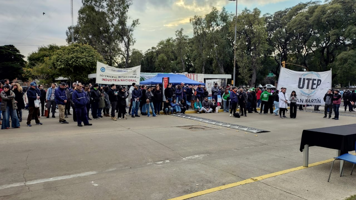 Tensión, protesta y gran operativo policial en el INTI