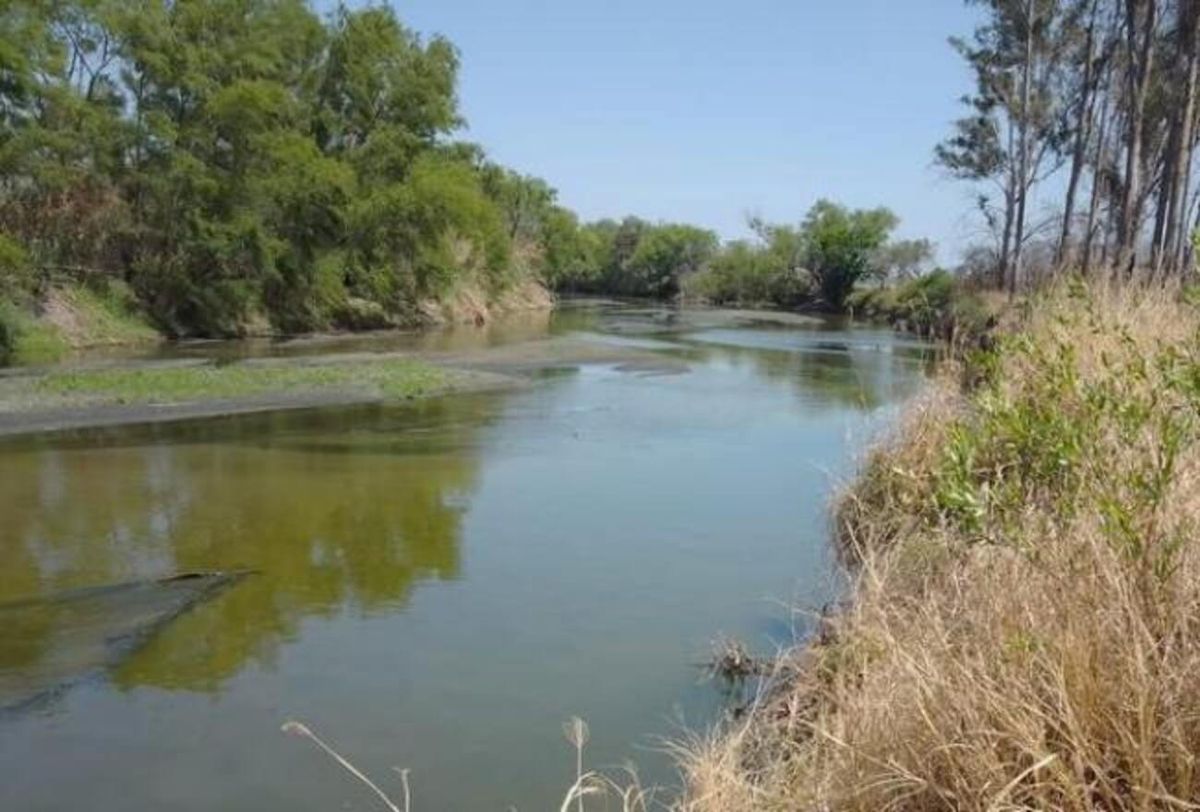 Investigan el vuelco de líquidos cloacales al río Gastona