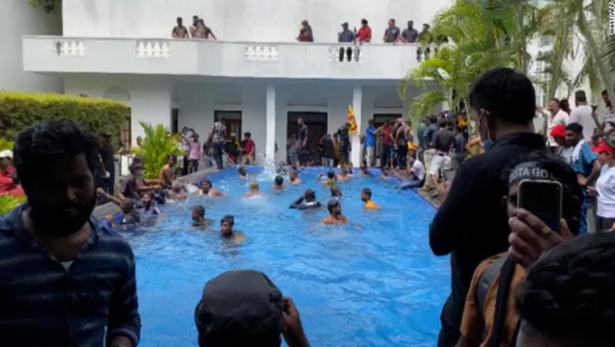 Miles de personas ingresaron por la fuerza a la casa del presidente en Sri Lanka