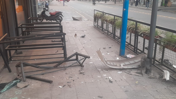 Maipú y Santiago: dos autos impactaron y uno terminó en la puerta de un bar