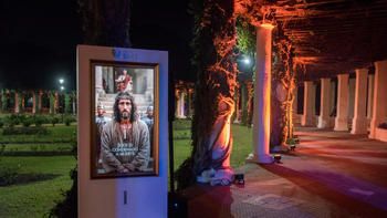 Vecinos y turistas disfrutaron del Vía Crucis inmersivo en el Rosedal