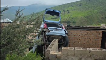 Tafí del Valle: un auto volcó y terminó sobre el techo de una casa