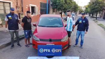 Iban en auto con más de 13 kilos de marihuana y los atraparon