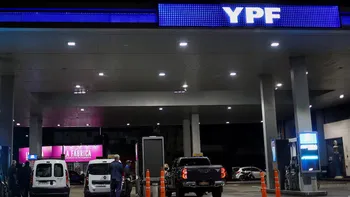 YPF bajará 5% la nafta durante la madrugada: ¿en qué provincias será?