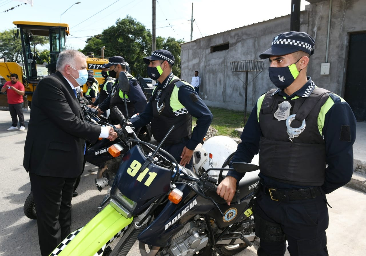El gobernador Osvaldo Jaldo entreg&oacute; m&oacute;viles policiales en comunas del este tucumano.&nbsp;