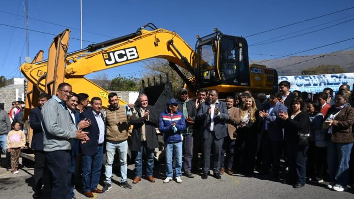 El gobernador Jaldo entregó maquinaria en Tafí del Valle