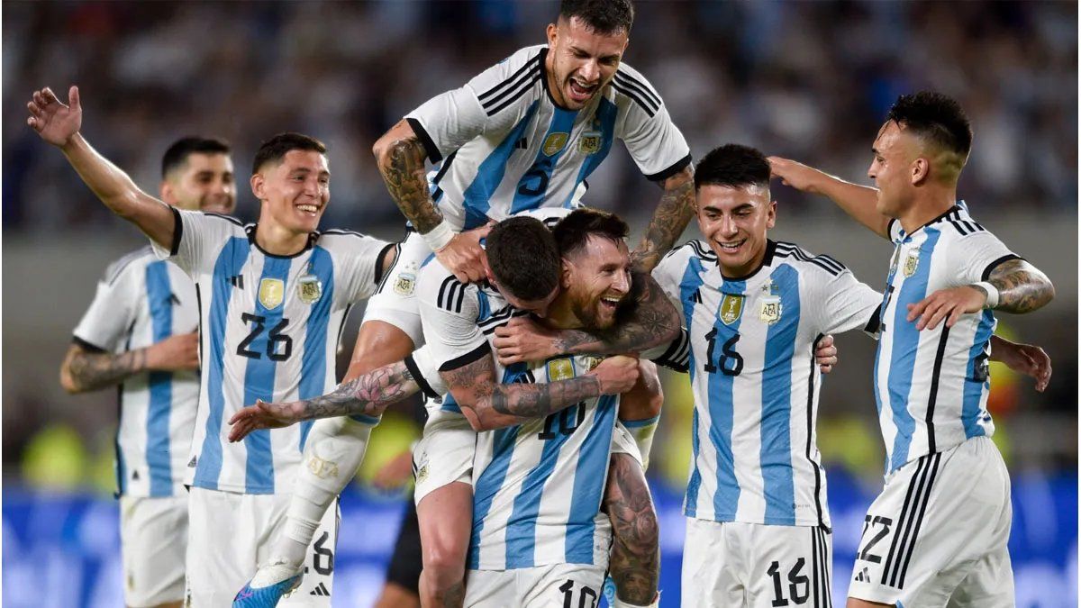 Argentina ganó con goles de Almada y Messi en un festejo histórico