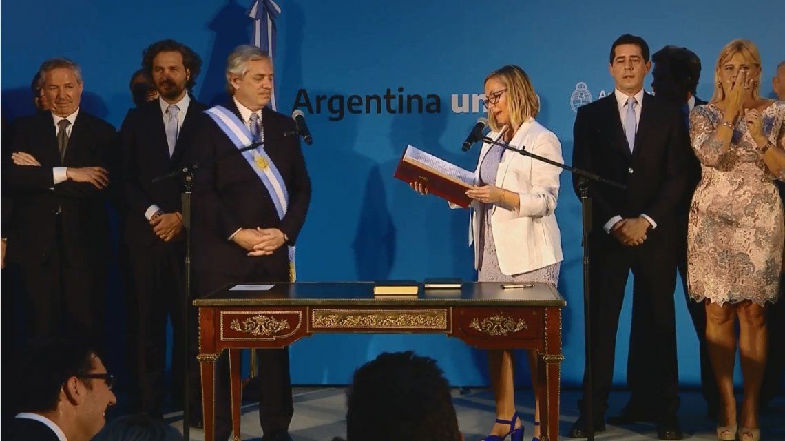 Alberto Fernández toma juramento a los nuevos ministros