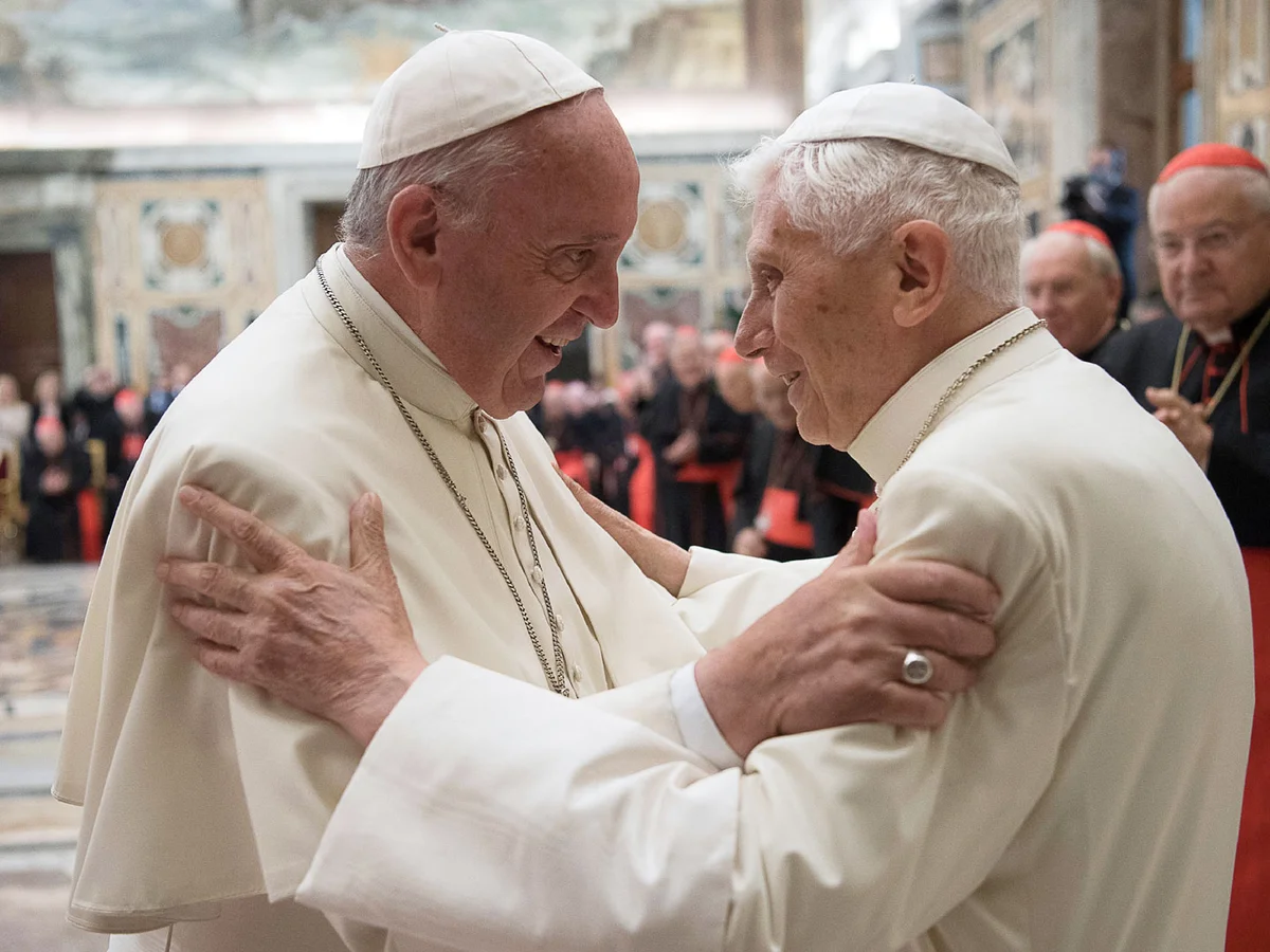 El papa Francisco va a presidir el funeral de Benedicto XVI